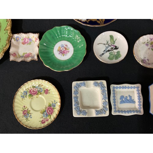 162 - BOX OF VICTORIAN AND LATER CHINA TO INCLUDE SET OF THREE BLUE AND WHITE CAULDON BOWLS, LUSTRED BOWL ... 