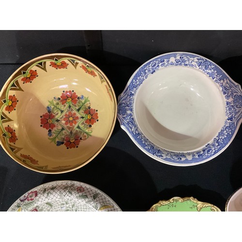 162 - BOX OF VICTORIAN AND LATER CHINA TO INCLUDE SET OF THREE BLUE AND WHITE CAULDON BOWLS, LUSTRED BOWL ... 