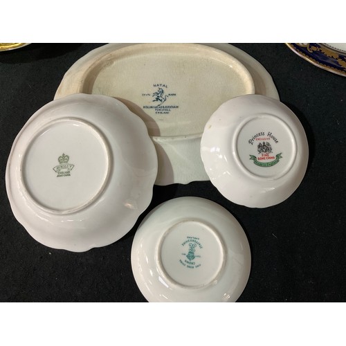 162 - BOX OF VICTORIAN AND LATER CHINA TO INCLUDE SET OF THREE BLUE AND WHITE CAULDON BOWLS, LUSTRED BOWL ... 