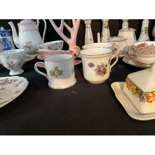 164 - 2 BOXES OF CHINA TO INCLUDE TEAPOTS CUPS AND SAUCERS DRESSING TABLE SET ETC