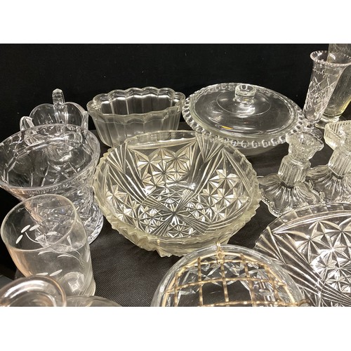 165 - 2 BOXES OF GLASSWARE TO INCLUDE DECANTERS BOWLS ETC