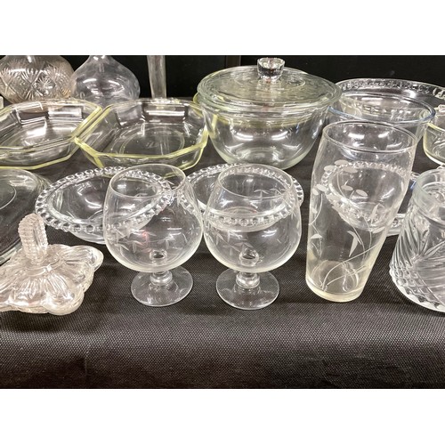 165 - 2 BOXES OF GLASSWARE TO INCLUDE DECANTERS BOWLS ETC