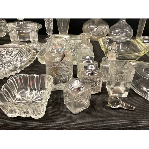 165 - 2 BOXES OF GLASSWARE TO INCLUDE DECANTERS BOWLS ETC