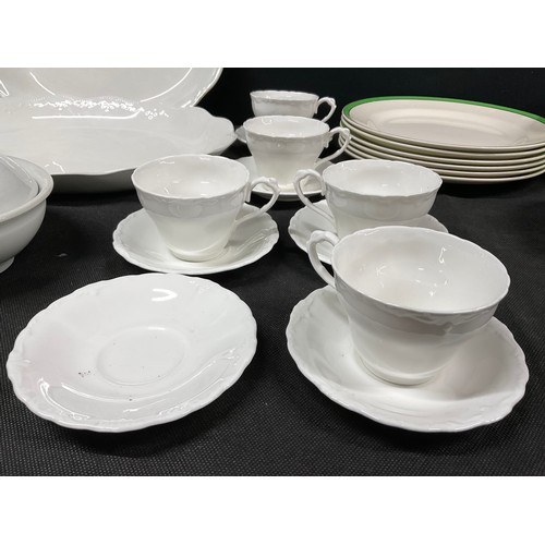 173 - BOX OF SOLIAMWARE DINNERWARE TO INCLUDE TURREENS, MEATPLATE ETC - QUEENS GREEN PATTERN AND A BOX OF ... 