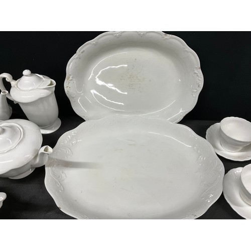 173 - BOX OF SOLIAMWARE DINNERWARE TO INCLUDE TURREENS, MEATPLATE ETC - QUEENS GREEN PATTERN AND A BOX OF ... 