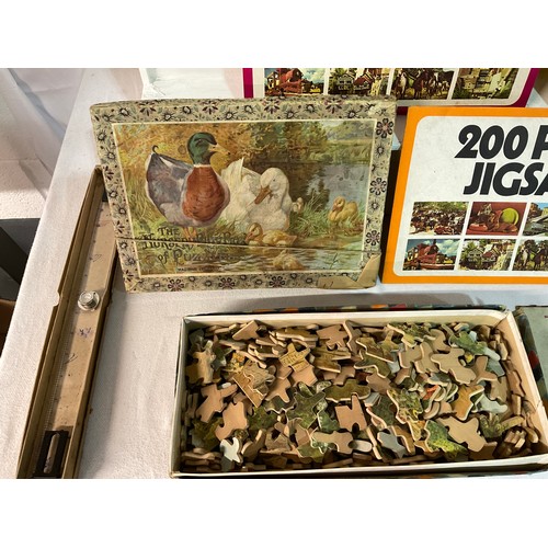 186 - BOX OF VINTAGE TOYS TO INCLUDE BOXED ROPE TWISTS, MICROSCOPE, GYROSCOPE, JIGSAWS ETC