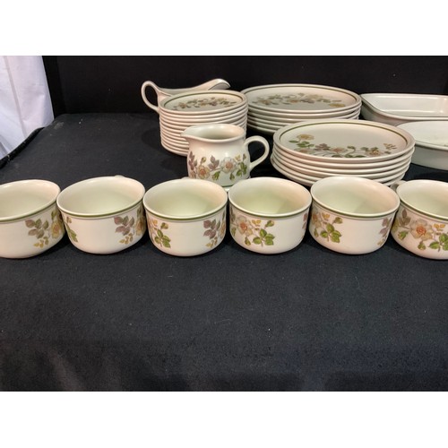 187 - VERY LARGE AUTUMN LEAVES PATTERN MODERN DINNER SERVICE 98 PIECES