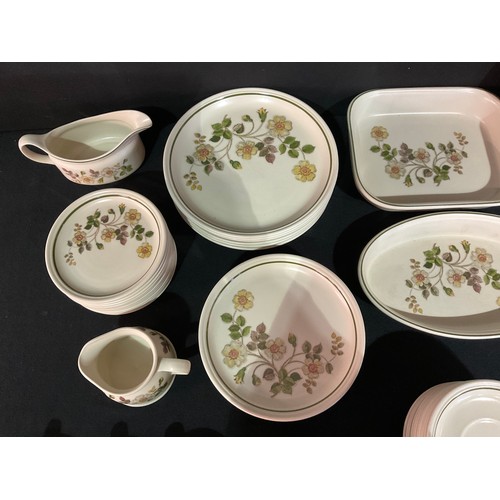 187 - VERY LARGE AUTUMN LEAVES PATTERN MODERN DINNER SERVICE 98 PIECES