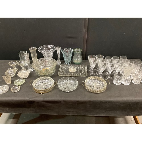 188 - TWO BOXES OF GLASSWARE TO INCLUDE FRUIT BOWL, VASES ETC