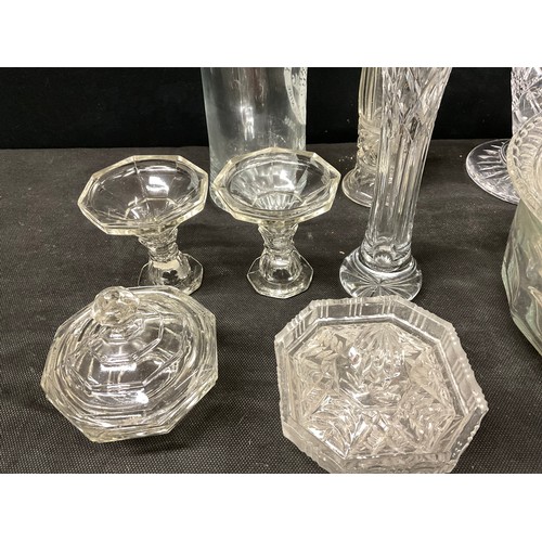 188 - TWO BOXES OF GLASSWARE TO INCLUDE FRUIT BOWL, VASES ETC