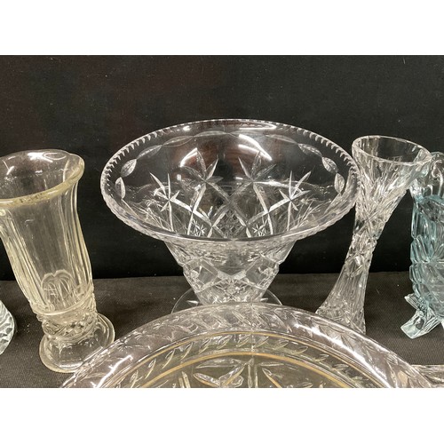 188 - TWO BOXES OF GLASSWARE TO INCLUDE FRUIT BOWL, VASES ETC