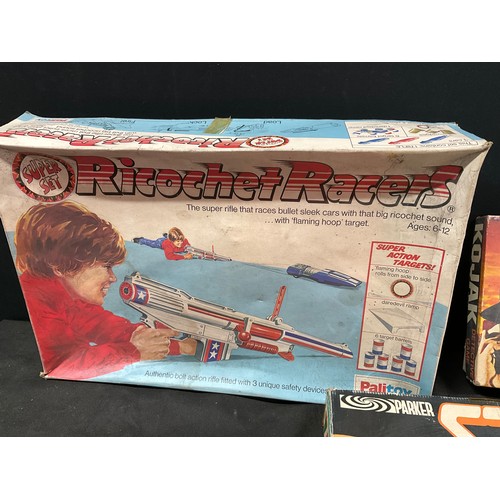 191 - QUANTITY OF VINTAGE GAMES TO INCLUDE STRIKER, RICOCHET RACERS, KOJAK AND A GRAND PRIX 1 RACING WHEEL