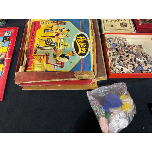 192 - BOX OF VINTAGE GAMES TO INCLUDE BOXED RACE GAME HOBBIES FRETWORK OUTFIT ETC