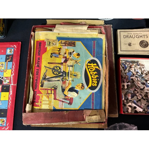 192 - BOX OF VINTAGE GAMES TO INCLUDE BOXED RACE GAME HOBBIES FRETWORK OUTFIT ETC