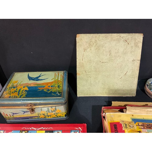 192 - BOX OF VINTAGE GAMES TO INCLUDE BOXED RACE GAME HOBBIES FRETWORK OUTFIT ETC