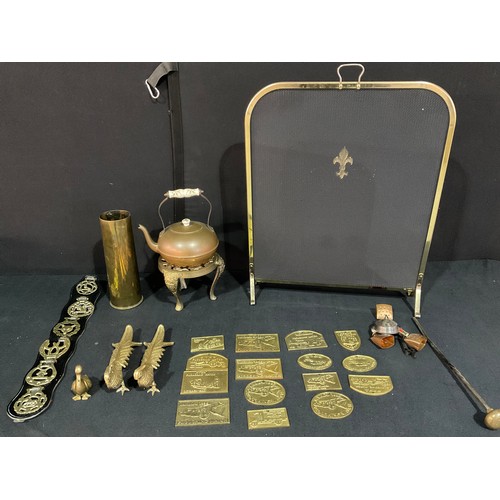 195 - BOX OF BRASS AND COPPER ITEMS TO INCLUDE BRASS SHELL, PEACOCKS ETC