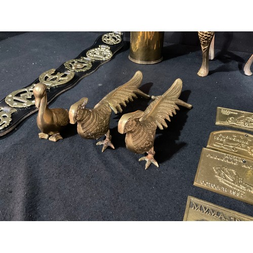 195 - BOX OF BRASS AND COPPER ITEMS TO INCLUDE BRASS SHELL, PEACOCKS ETC