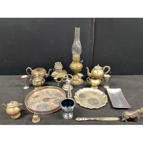 205 - BOX OF SILVER PLATE AND BRASSWARE TO INCLUDE: BRASS OIL LAMP, SILVER PLATED GALLERY TRAY, SILVER PLA... 