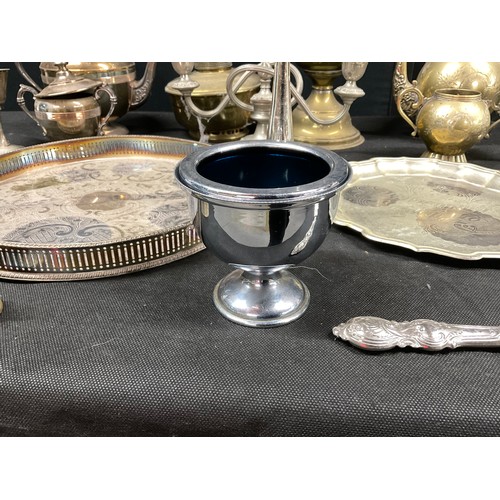 205 - BOX OF SILVER PLATE AND BRASSWARE TO INCLUDE: BRASS OIL LAMP, SILVER PLATED GALLERY TRAY, SILVER PLA... 