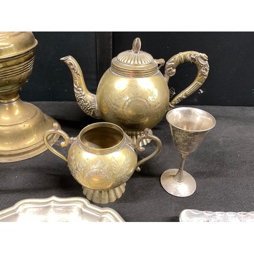 205 - BOX OF SILVER PLATE AND BRASSWARE TO INCLUDE: BRASS OIL LAMP, SILVER PLATED GALLERY TRAY, SILVER PLA... 