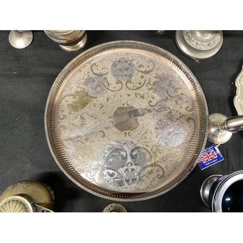 205 - BOX OF SILVER PLATE AND BRASSWARE TO INCLUDE: BRASS OIL LAMP, SILVER PLATED GALLERY TRAY, SILVER PLA... 