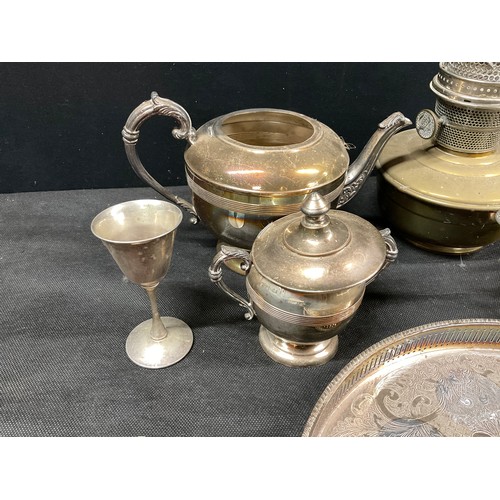 205 - BOX OF SILVER PLATE AND BRASSWARE TO INCLUDE: BRASS OIL LAMP, SILVER PLATED GALLERY TRAY, SILVER PLA... 