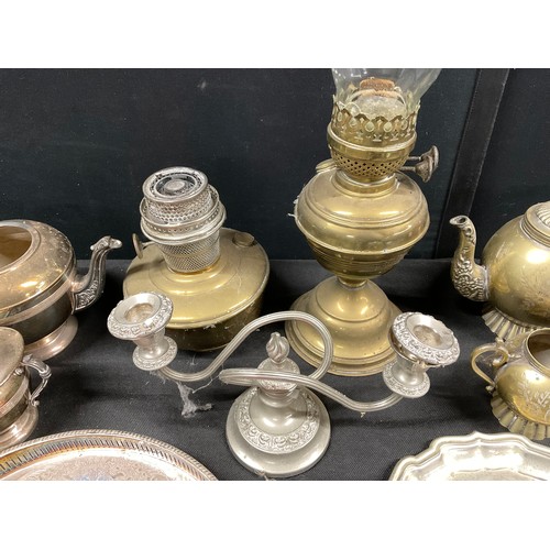 205 - BOX OF SILVER PLATE AND BRASSWARE TO INCLUDE: BRASS OIL LAMP, SILVER PLATED GALLERY TRAY, SILVER PLA... 