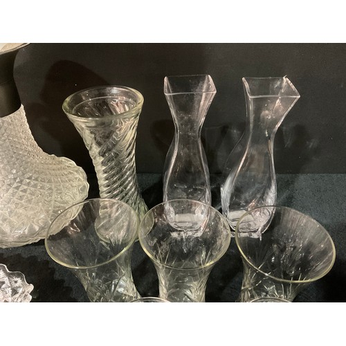 206 - TWO BOXES OF GLASSWARE TO INCLUDE CUT GLASS DECANTER, PYREX GRAVY BOAT, FRUIT BOW, GLASSES ETC