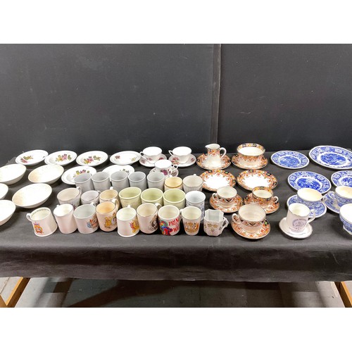 210 - TWO BOXES OF CHINA TO INCLUDE DECORATIVE PHOENIX WARE, VINTAGE BLUE AND WHITE CUPS, SAUCERS AND PLAT... 