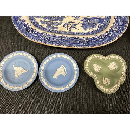 215 - BOX OF CHINA AND POTTERY ITEMS TO INCLUDE BLUE AND WHITE PLATTER DISH, WEDGWOOD JASPERWARE, DECORATI... 