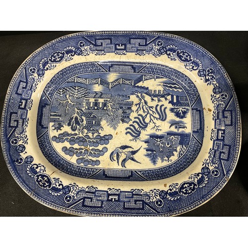 215 - BOX OF CHINA AND POTTERY ITEMS TO INCLUDE BLUE AND WHITE PLATTER DISH, WEDGWOOD JASPERWARE, DECORATI... 