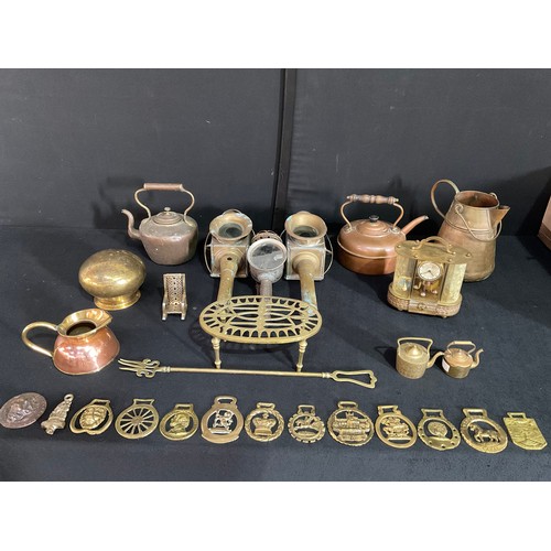 220 - BOX OF BRASSWARE TO INCLUDE DECORATIVE COACH LAMPS, VINTAGE KETTLES, BRASS AND COPPER JUG ETC