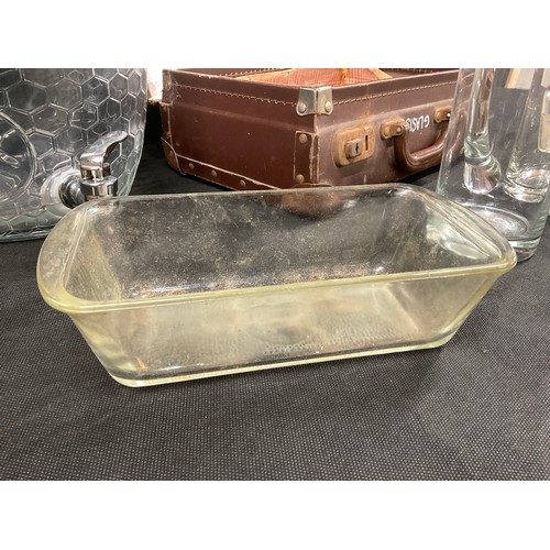 222 - BOX OF GLASSWARE TO INCLUDE VINTAGE GLASBAKE DISHES, WATER JUGS, LARGE BEVERAGE DISPENSER AND A SMAL... 