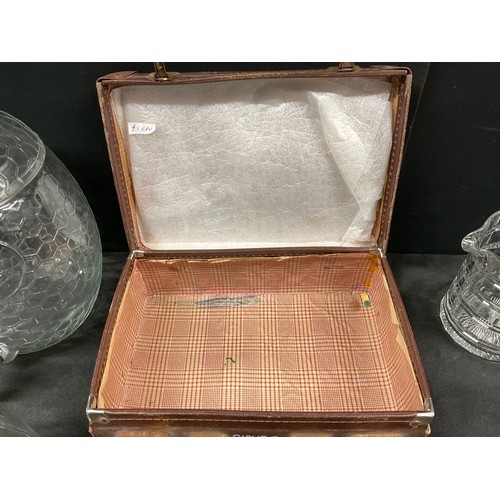 222 - BOX OF GLASSWARE TO INCLUDE VINTAGE GLASBAKE DISHES, WATER JUGS, LARGE BEVERAGE DISPENSER AND A SMAL... 