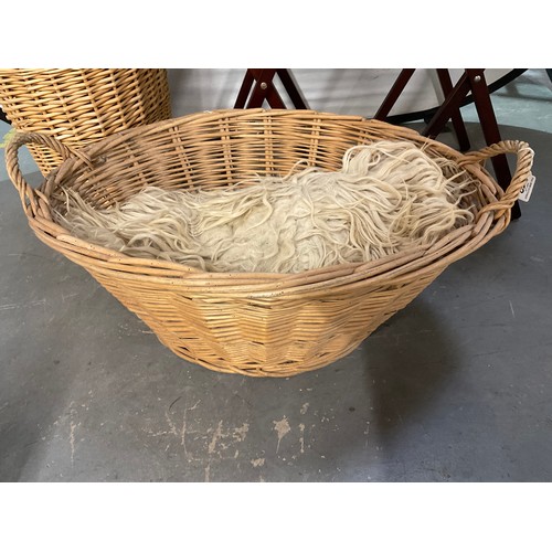 252 - 2 WICKER BASKETS AND 2 FOLDING TABLES