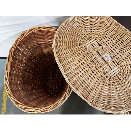 252 - 2 WICKER BASKETS AND 2 FOLDING TABLES