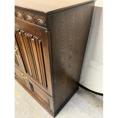 364 - DARK OAK TV CABINET WITH LINENFOLD DESIGN TO DOORS H39