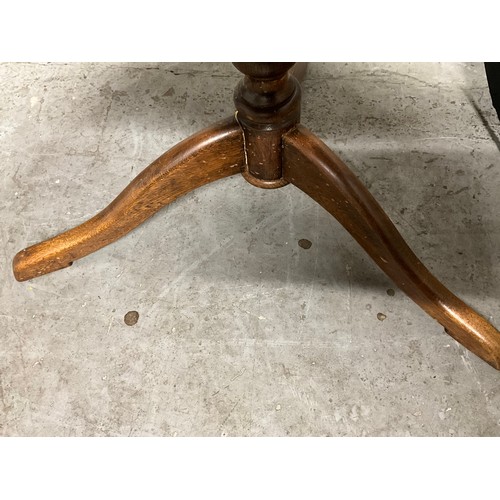 352 - GEORGIAN OAK TRIPOD PEDESTAL TIP TOP TABLE 
H29