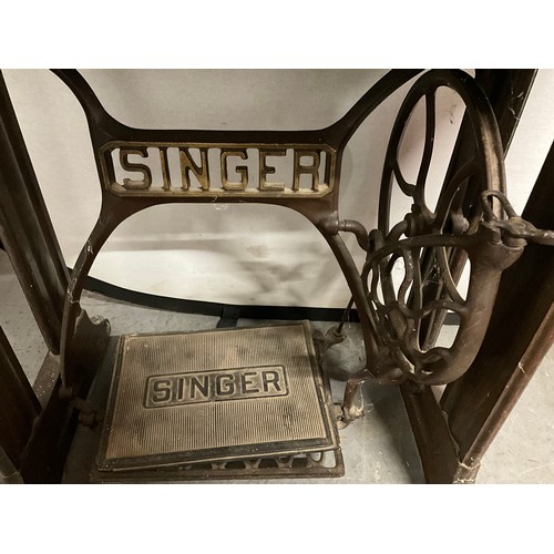 359 - VINTAGE TREADLE SINGER SEWING MACHINE H31