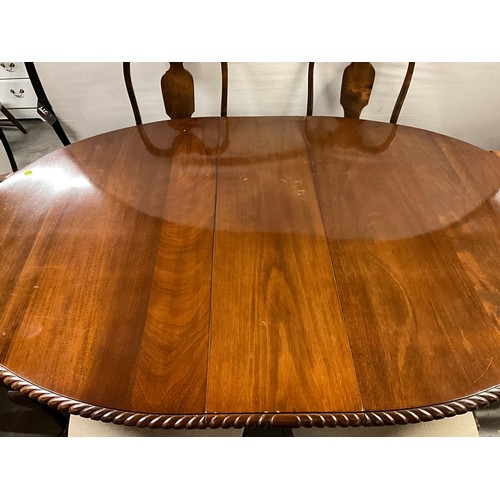 373 - MAHOGANY  WINDOUT DINING TABLE WITH 1 LEAF ON BALL AND CLAW FEET H29