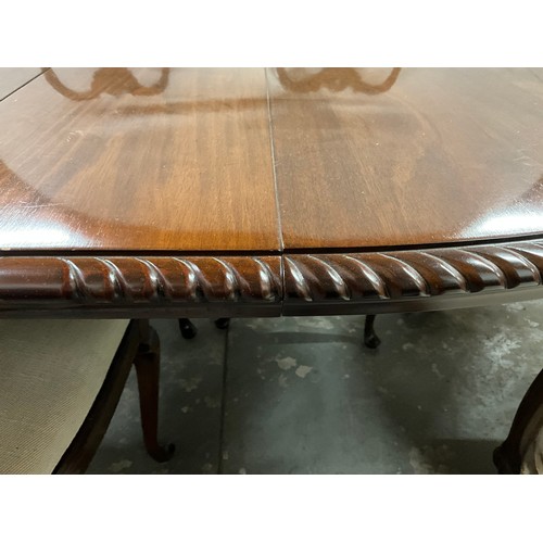 373 - MAHOGANY  WINDOUT DINING TABLE WITH 1 LEAF ON BALL AND CLAW FEET H29