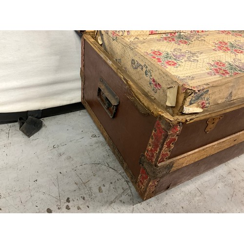 374 - VICTORIAN STEAMER TRUNK WITH INTERIOR TRAY H12