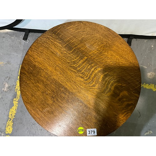 379 - VINTAGE OAK CIRCULAR TABLE ON CABRIOLE LEGS H16