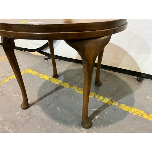 379 - VINTAGE OAK CIRCULAR TABLE ON CABRIOLE LEGS H16