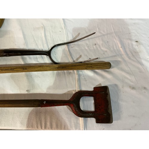 381 - QTY OF VINTAGE GARDEN TOOLS