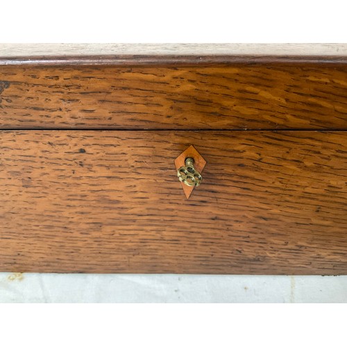 60 - VICTORIAN OAK JEWELLERY BOX WITH INTERIOR TRAY AND KEY A/F