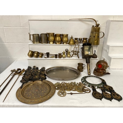 67 - BOX OF BRASS AND METALWARE TO INCLUDE CARRIAGE LAMP DIVERS HELMENT ETC