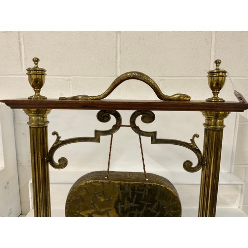 91 - VICTORIAN BRASS DINNER GONG WITH CORINTHIAN COLUMNS ON MAHOGANY BASE COMPLETE WITH HAMMER