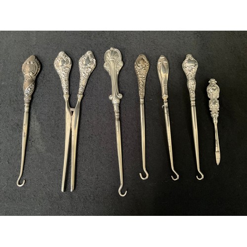 151 - 8 SILVER HANDLED ITEMS TO INCLUDE GLOVE STRETCHERS BUTTON HOOKS ETC