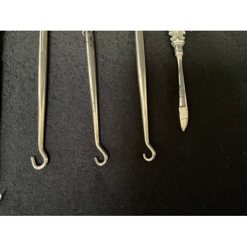 151 - 8 SILVER HANDLED ITEMS TO INCLUDE GLOVE STRETCHERS BUTTON HOOKS ETC